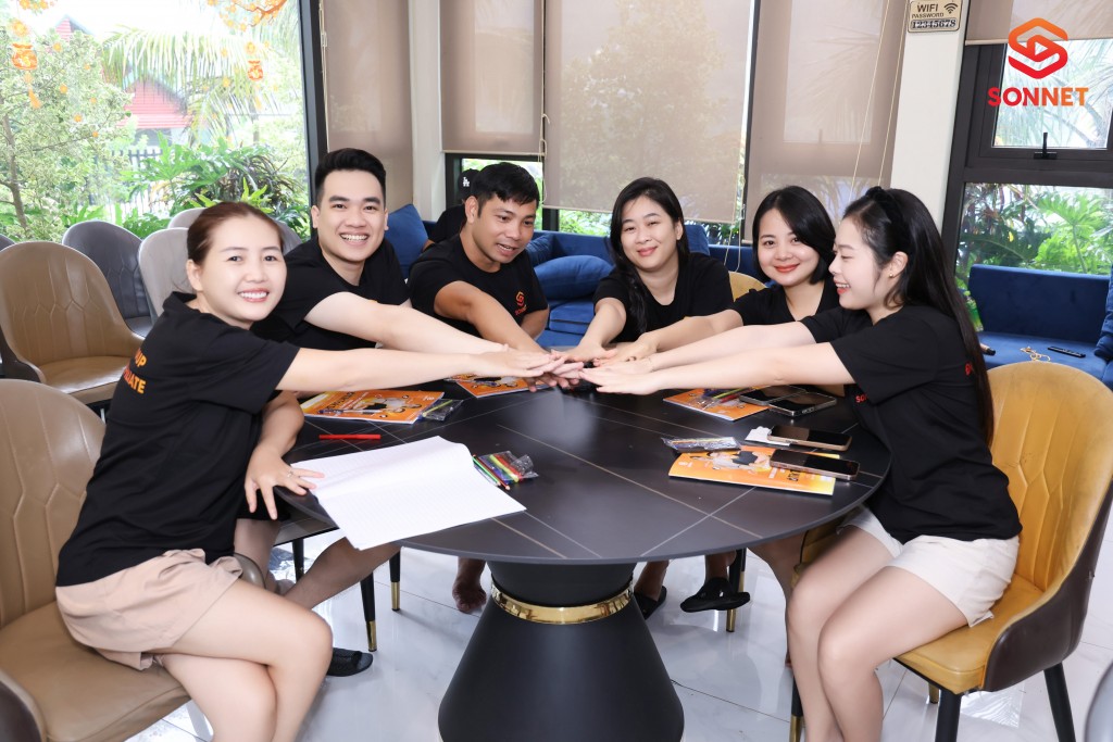 Người tham gia được hướng dẫn lựa chọn sản phẩm phù hợp để làm Affiliate bởi chuyên gia từ Sonnet Group.
