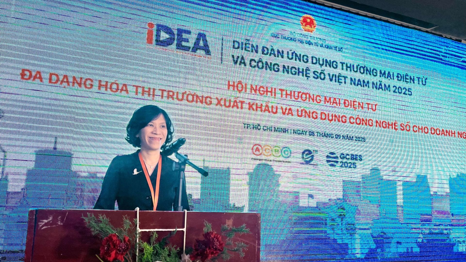 Bà Lại Việt Anh, Phó Cục trưởng Cục Thương mại điện tử và Kinh tế số - Bộ Công Thương phát biểu tại Hội nghị. Bà Lại Việt Anh, Phó Cục trưởng Cục Thương mại điện tử và Kinh tế số - Bộ Công Thương phát biểu tại Hội nghị.