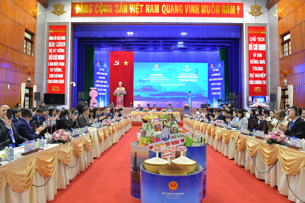 Kết nối chuỗi cung ứng hàng hóa xuất nhập khẩu và thương mại điện tử 1 20250908154242 401