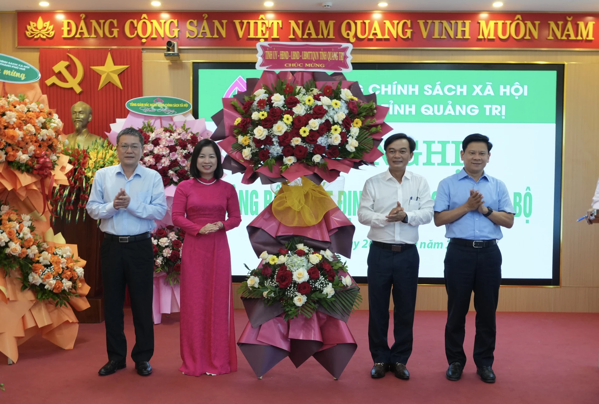 Lãnh đạo tỉnh Quảng Trị tặng hoa chúc mừng Giám đốc Chi nhánh NHCSXH Quảng Trị - Ảnh: H.N