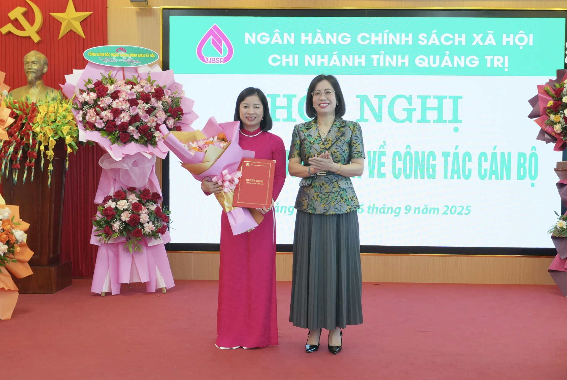 Phó Tổng Giám đốc NHCSXH Việt Nam Lê Thị Đức Hạnh trao quyết định và chúc mừng bà Trần Đức Xuân Hương - Ảnh: H.N