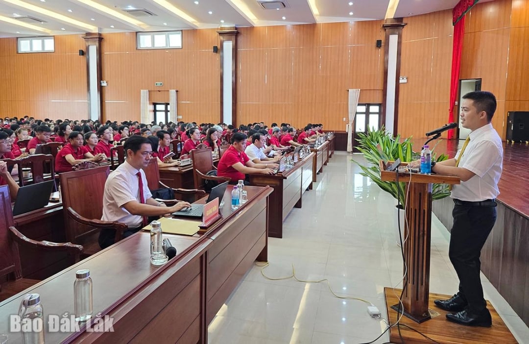 Giảng viên Trường Đại học Ngân hàng TP. Hồ Chí Minh giới thiệu kiến thức nền tảng về AI và các công cụ trợ lý ảo cho cán bộ Agribank Chi nhánh Phú Yên.