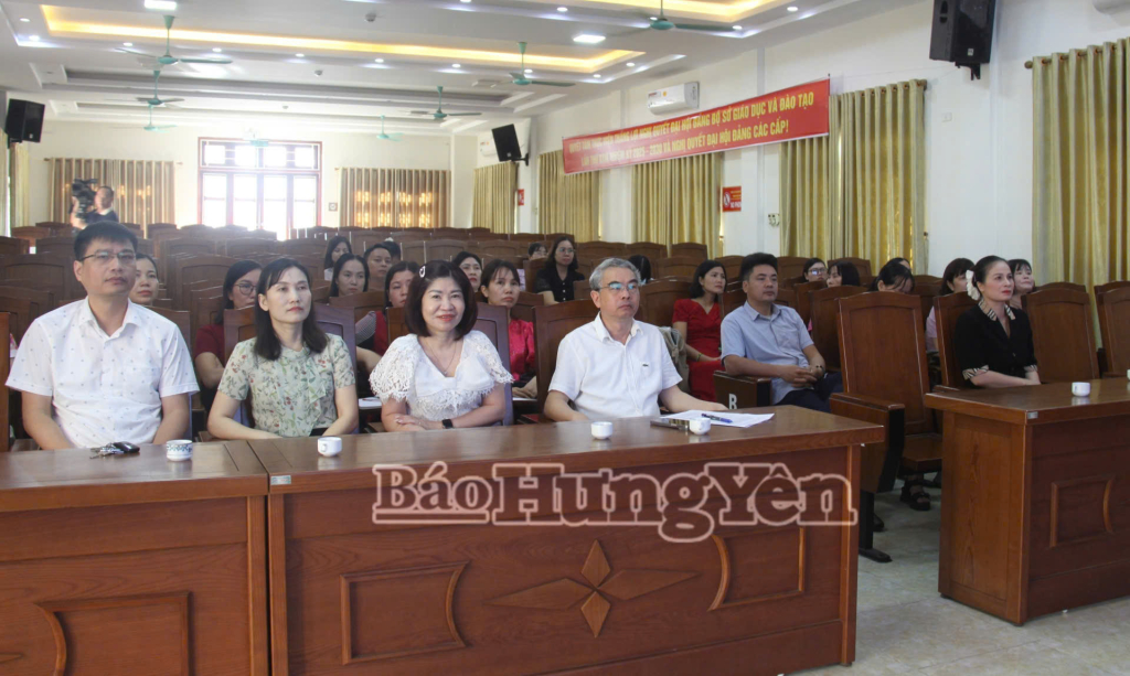 Hơn 12.000 cán bộ quản lý, giáo viên tham gia tập huấn ứng dụng trí tuệ nhân tạo (AI) trong lĩnh vực giáo dục 1 Đồng chí Phạm Đồng Thụy, Ủy viên Ban Thường vụ Tỉnh ủy, Giám đốc Sở Giáo dục và Đào tạo và cán bộ, giáo viên dự tập huấn tại điểm cầu của Sở Giáo dục và Đào tạo.