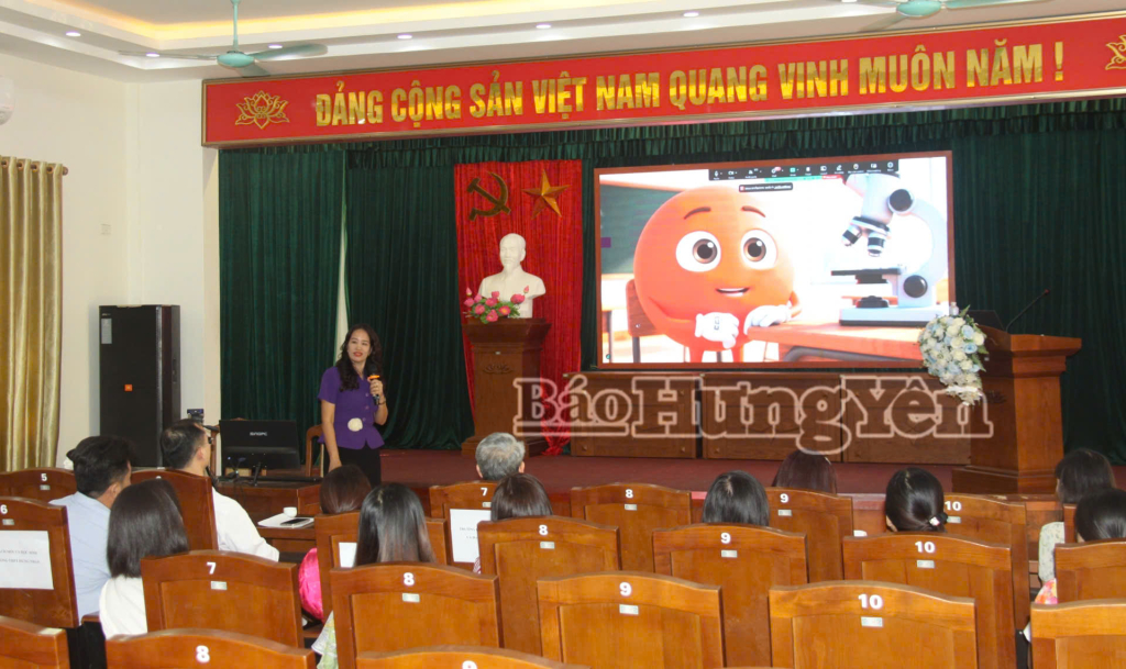 Hơn 12.000 cán bộ quản lý, giáo viên tham gia tập huấn ứng dụng trí tuệ nhân tạo (AI) trong lĩnh vực giáo dục 2 Hướng dẫn sử dụng AI trong thiết kế bài giảng điện tử.