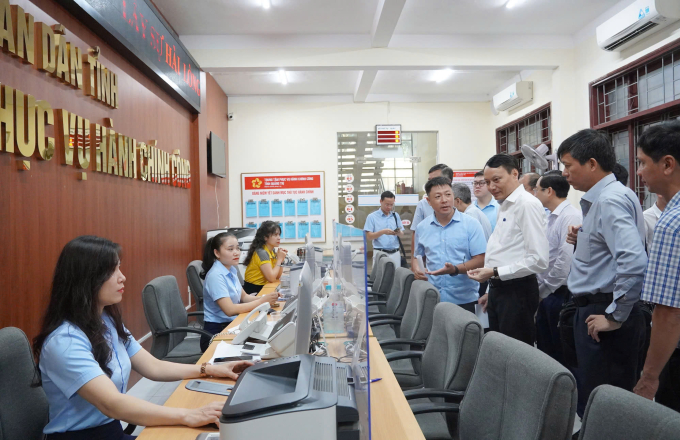 Thiếu nhân lực công nghệ thông tin, chuyển đổi số tại cấp xã 2 Đoàn công tác Bộ Khoa học và Công nghệ khảo sát tại Trung tâm phục vụ hành chính công tỉnh Quảng Trị. Ảnh: Xuân Bách