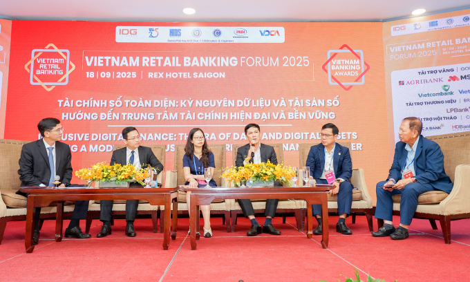 Tài chính toàn diện cho người yếu thế 1 Các diễn giả tại sự kiện Diễn đàn Ngân hàng Bán lẻ Việt Nam 2025. Ảnh: Bảo Lâm