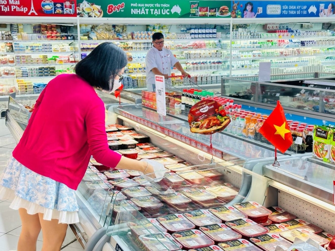 Người dùng lựa chọn các sản phẩm thịt mát của đơn vị. Ảnh: Masan