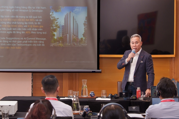 Báo cáo về mức độ triển khai ứng dụng AI của các doanh nghiệp Việt được AWS công bố tại sự kiện  AWS Cloud Day. Ảnh: Thịnh Hùng