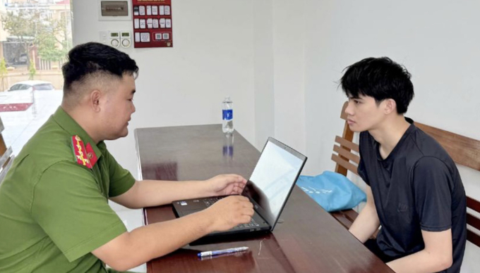 Lê Đinh Thi làm việc với cơ quan điều tra. Ảnh: Công an cung cấp