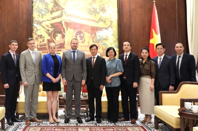 Thứ trưởng Bùi Thế Duy chụp ảnh lưu niệm với đoàn công tác của Bộ Khoa học và Giáo dục Đại học Liên bang Nga do Thứ trưởng Konstantin Mogilevsky là Trưởng đoàn. Ảnh: TTTT