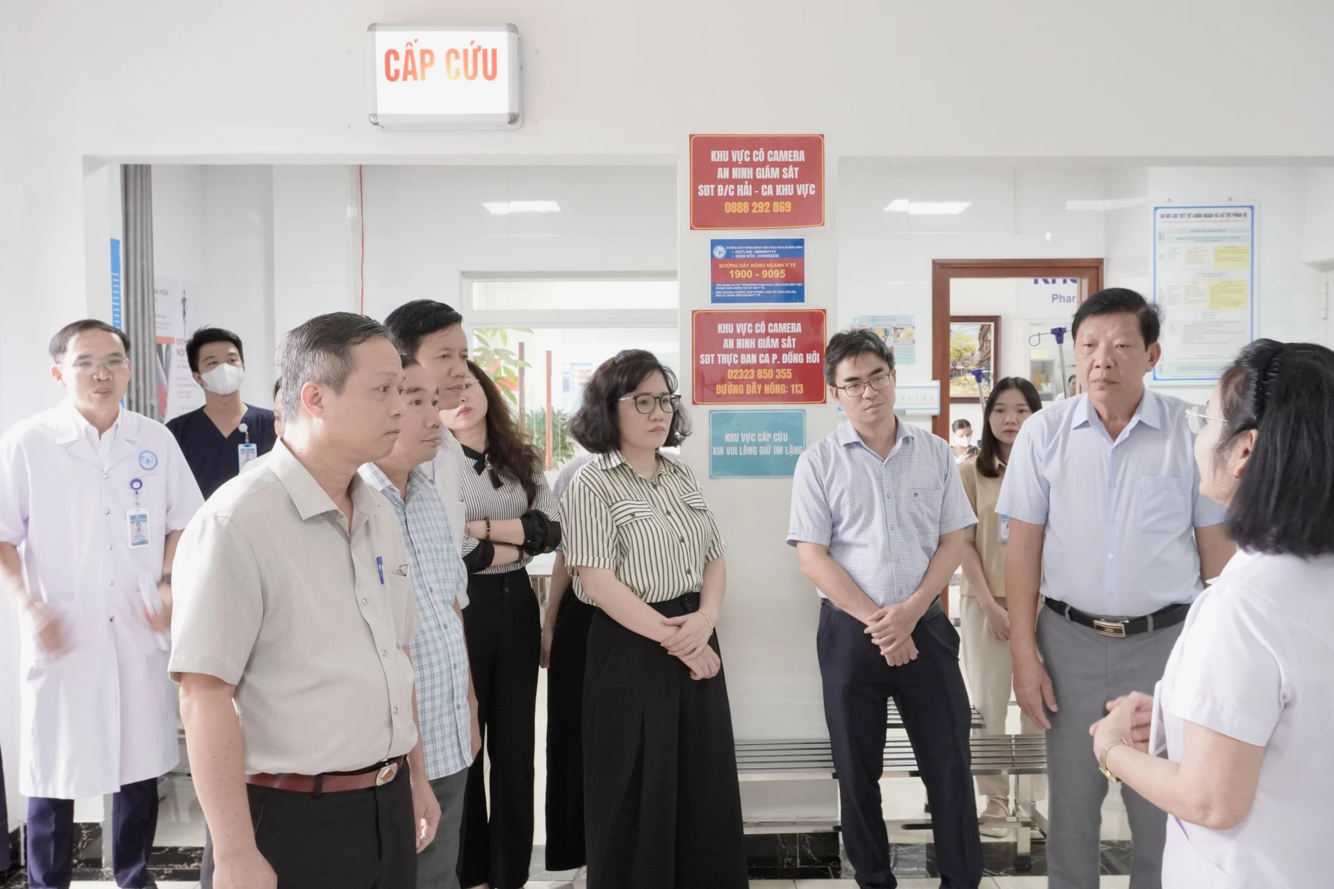 Các thành viên trong đoàn khảo sát cơ sở vật chất Bệnh viện Đa khoa Hữu nghị Quảng Bình - Ảnh: H.N
