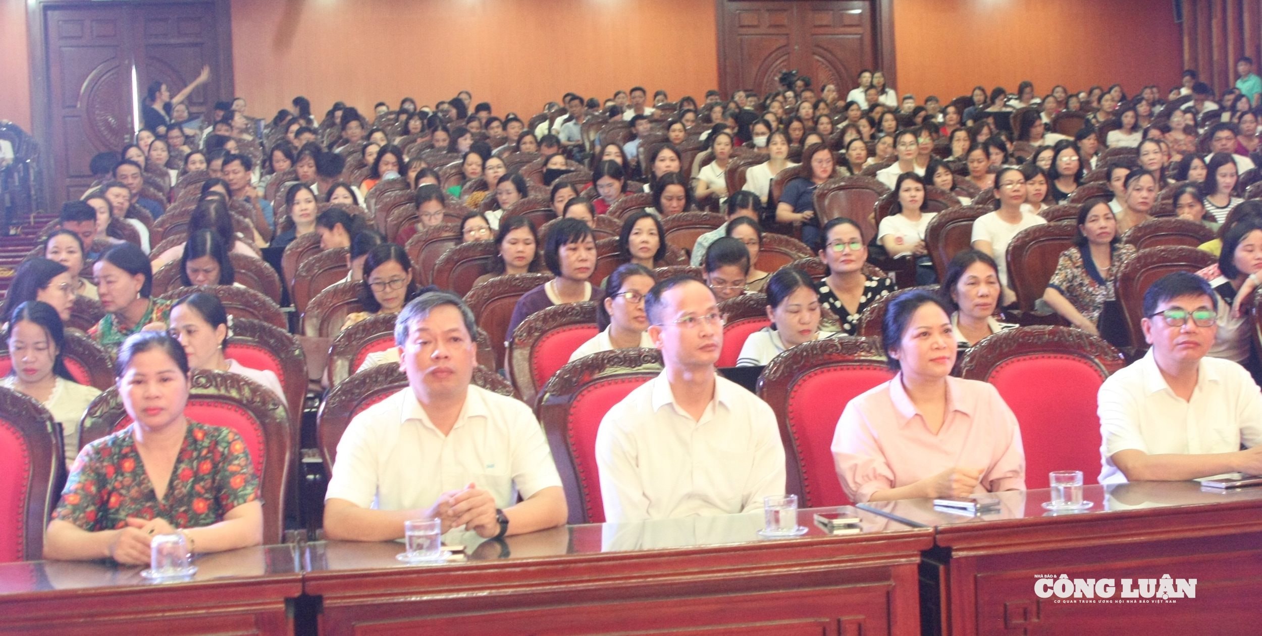Hơn 450 cán bộ, giáo viên xã Vũ Thư được tập huấn ứng dụng AI 3 anh_1293.jpg