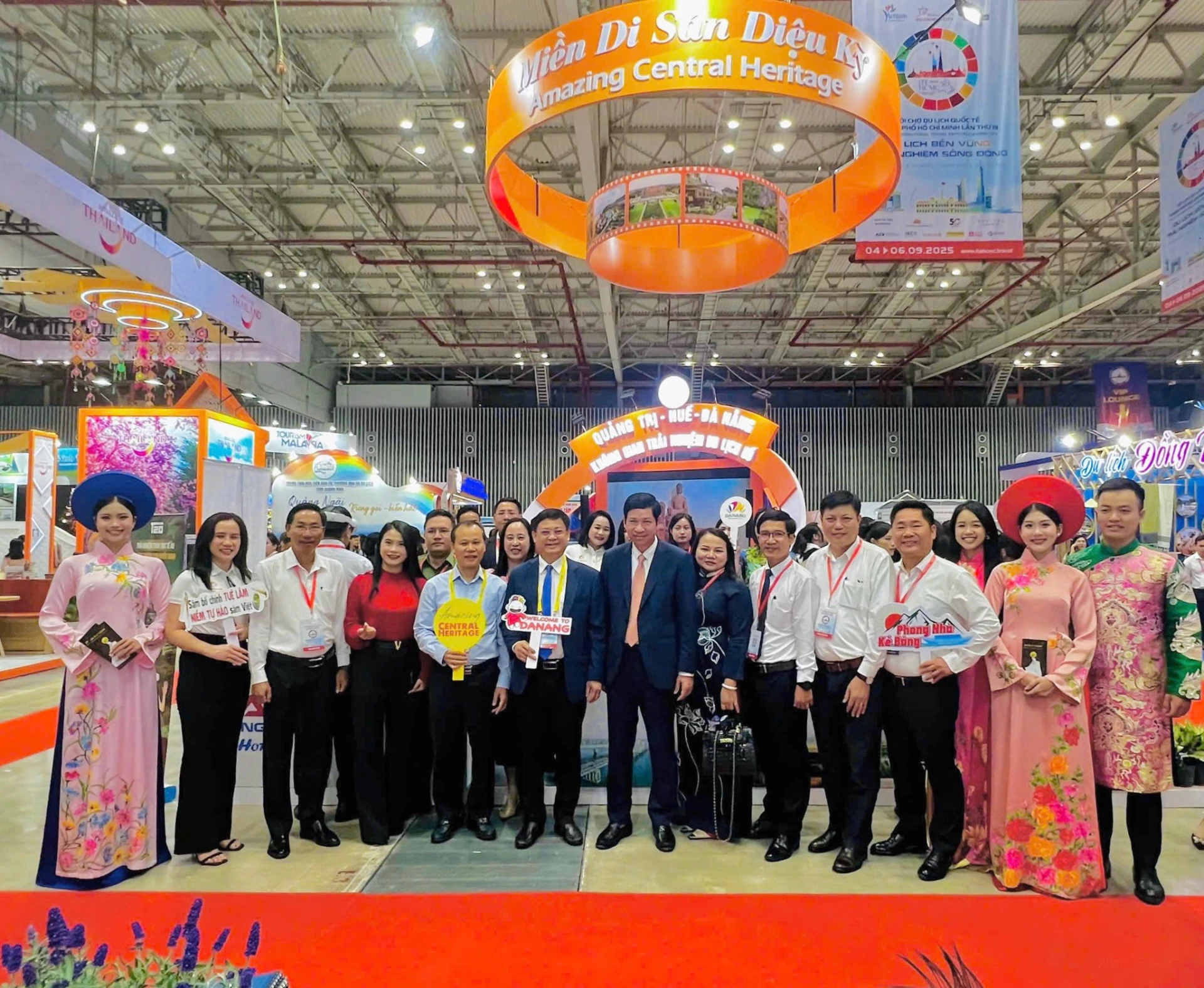 Thứ trưởng Bộ Văn hoá, Thể thao và Du lịch Hồ An Phong (ở giữa) tại gian hàng quảng bá du lịch 3 địa phương Quảng Trị-Huế-Đà Nẵng.