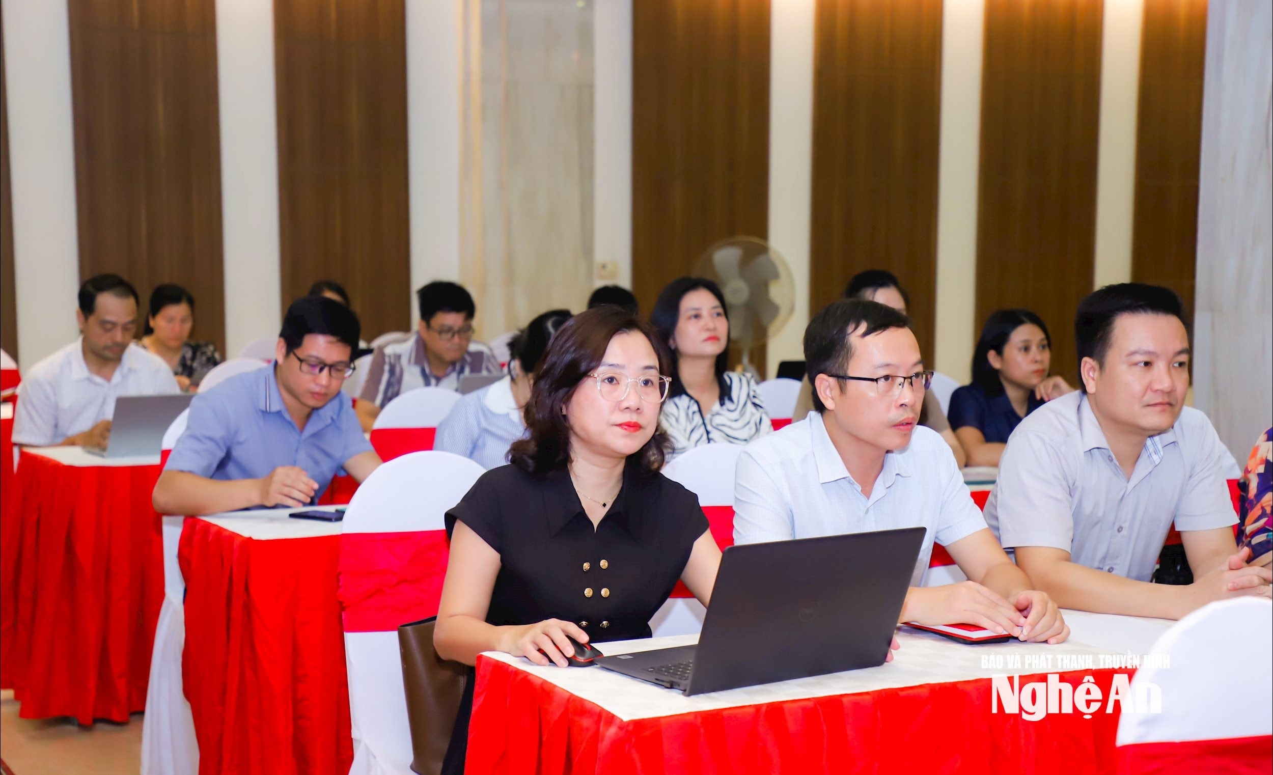 Hơn 3.000 cán bộ, công chức các cơ quan Đảng ở Nghệ An tham gia tập huấn ứng dụng trí tuệ nhân tạo 6 bna_img_4826.jpg
