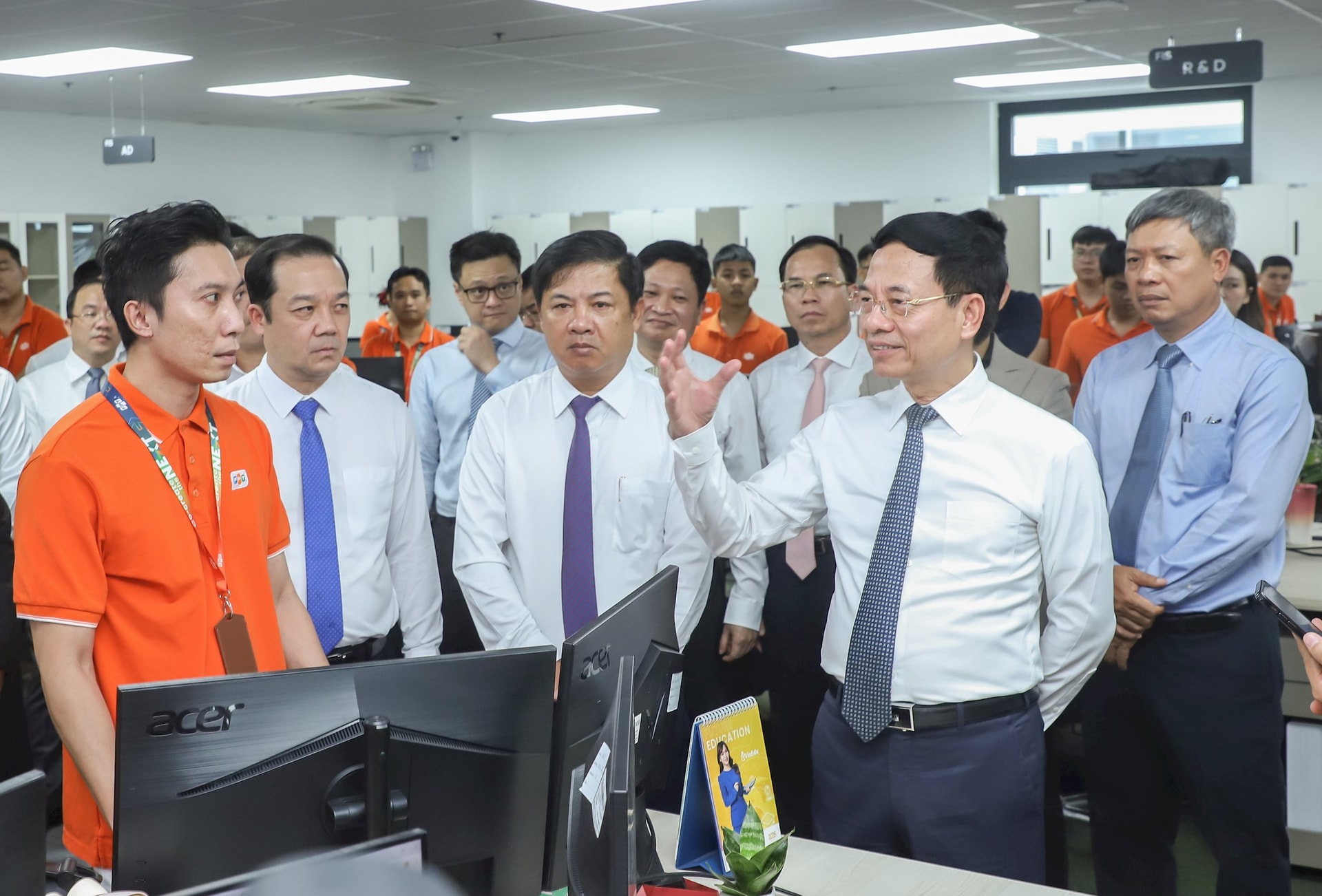 Ngày 28/7/2025, Bộ trưởng Bộ Khoa học và Công nghệ Nguyễn Mạnh Hùng (thứ 2, phải sang) đến tham quan Không gian Lớp thiết kế vi mạch thực hành và Khu làm việc của các startup và doanh nghiệp công nghệ tại tầng 4, tòa nhà ICT1 và một số đơn vị đang hoạt động tại Khu Công nghệ thông tin tập trung Công viên phần mềm Đà Nẵng số 2. Ảnh: NGỌC PHÚ