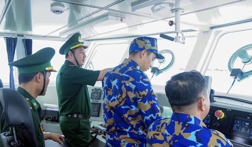 35 năm nghĩa tình Bộ đội Biên phòng Bình - Trị 1 Đại tá Hoàng Minh Hùng, Chỉ huy trưởng Ban chỉ huy Bộ đội Biên phòng thành phố kiểm tra kíp trực của biên đội tàu cứu hộ.