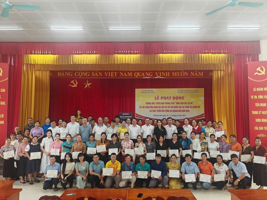 Học viên nhận chứng nhận tham gia và hoàn thành khóa tập huấn Học viên nhận chứng nhận tham gia và hoàn thành khóa tập huấn