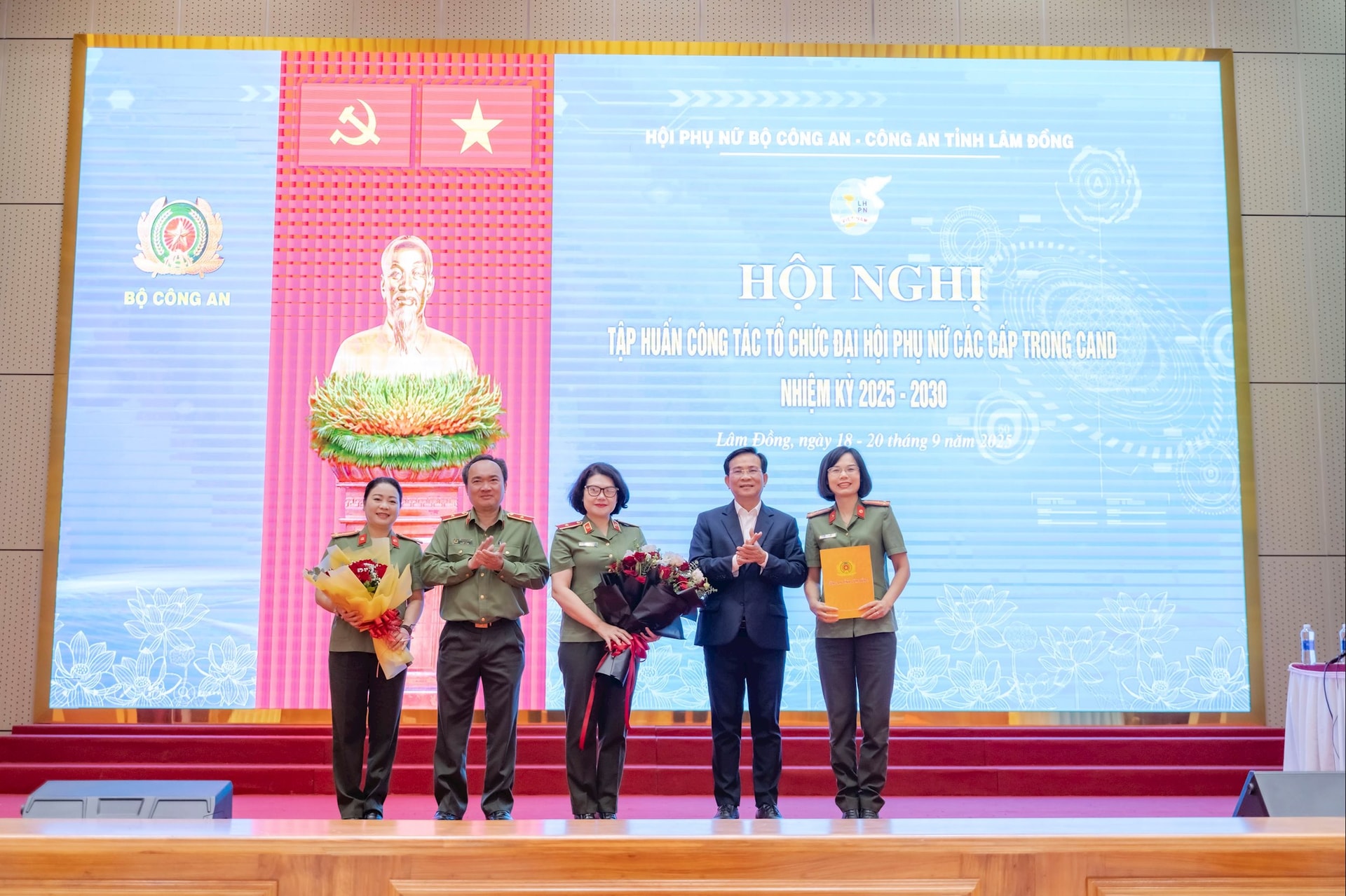 Chủ tịch UBND tỉnh Hồ Văn Mười và Thiếu tướng Trương Minh Đương - Giám đốc Công an tỉnh tặng hoa động viên lớp tập huấn