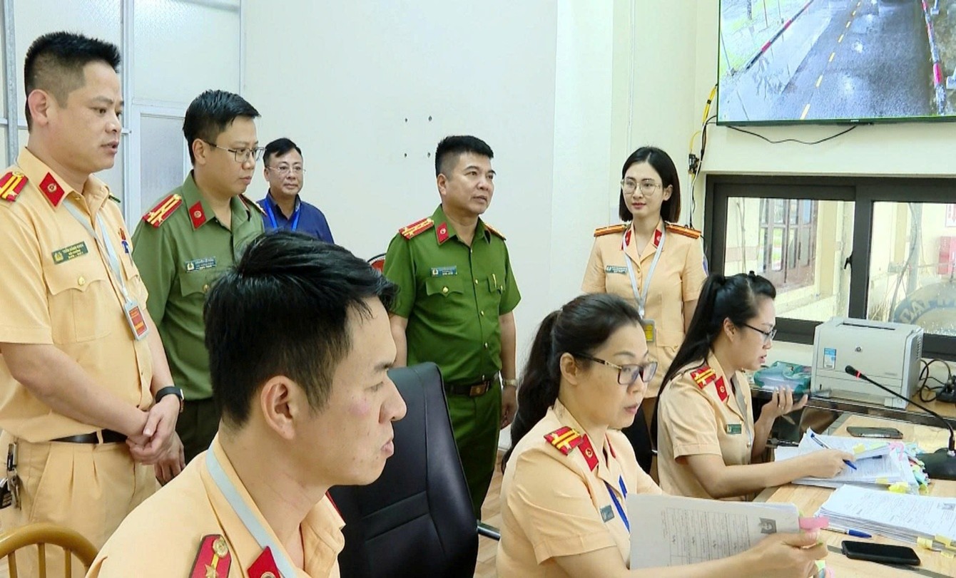 Đại tá Nguyễn Minh Hải, Phó Giám đốc Công an tỉnh kiểm tra công tác ứng dụng công nghệ trong Sát hạch cấp giấy phép lái xe trên địa bàn của Phòng Cảnh sát giao thông Công an tỉnh