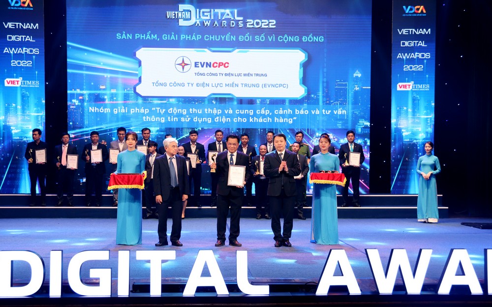 Tổng giám đốc EVNCPC Ngô Tấn Cư đại diện Tổng công ty nhận Giải thưởng Viet Nam Digital Awards 2022 Tổng giám đốc EVNCPC Ngô Tấn Cư đại diện Tổng công ty nhận Giải thưởng Viet Nam Digital Awards 2022