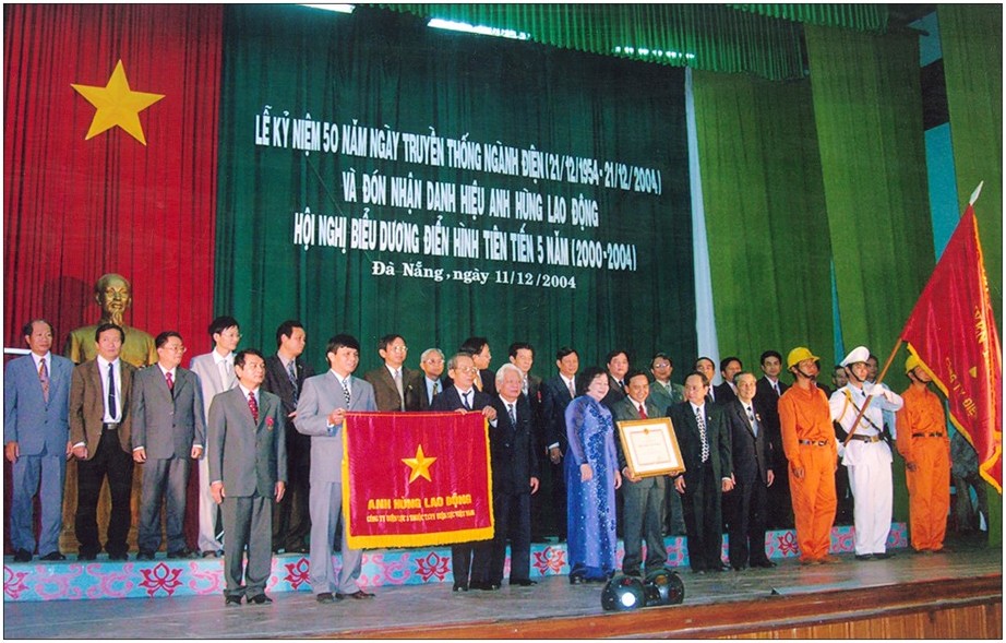Công ty Điện lực 3 - tiền thân của Tổng công ty Điện lực miền Trung đón nhận Danh hiệu Anh hùng Lao động thời kỳ đổi mới, năm 2004 Công ty Điện lực 3 - tiền thân của Tổng công ty Điện lực miền Trung đón nhận Danh hiệu Anh hùng Lao động thời kỳ đổi mới, năm 2004