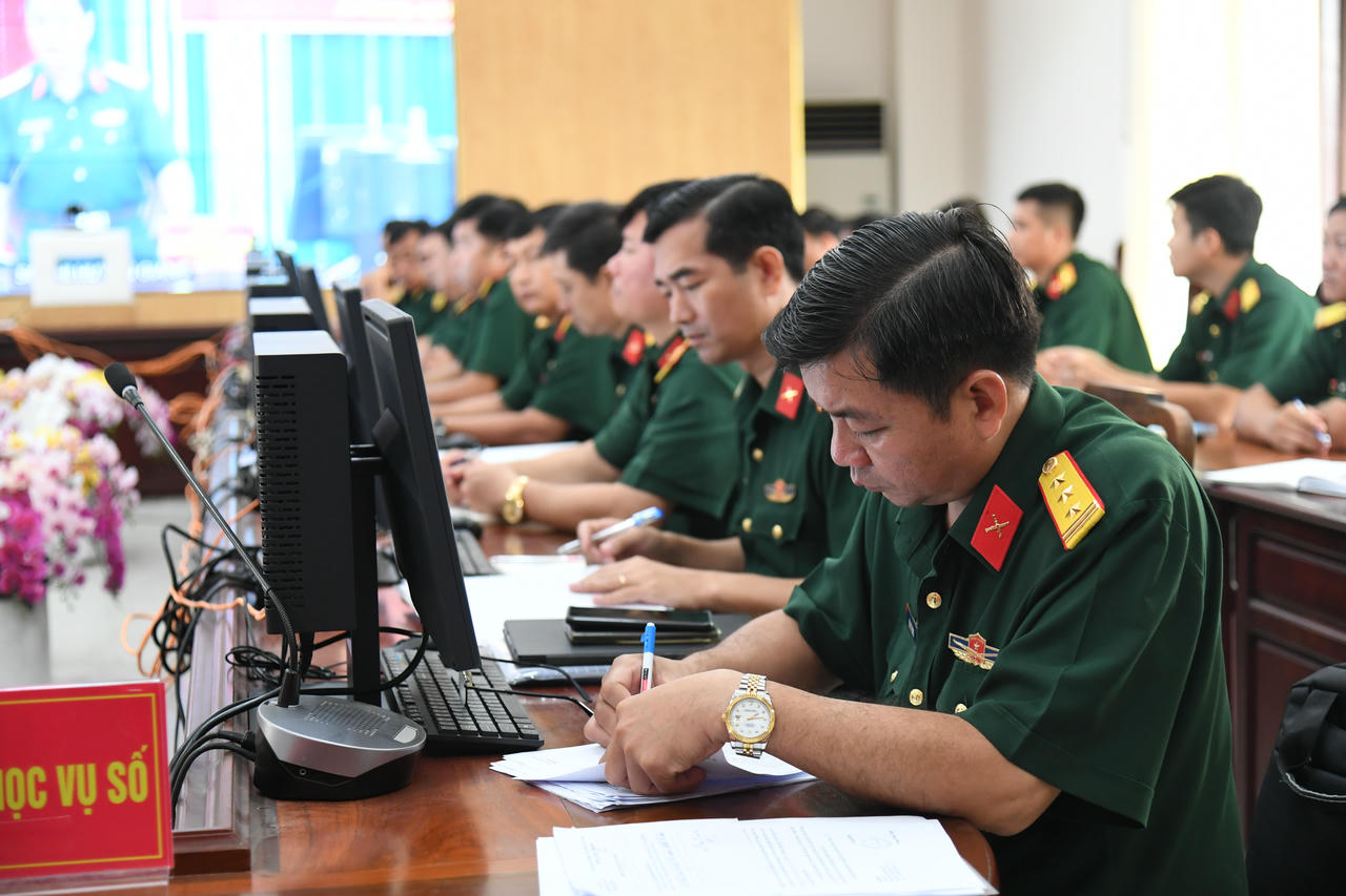 BCHQS tỉnh An Giang tổ chức tập huấn ứng dụng AI cho sĩ quan, quân nhân 2 Sĩ quan, quân nhân tỉnh An Giang tham gia buổi tập huấn. Ảnh: Phương Vũ