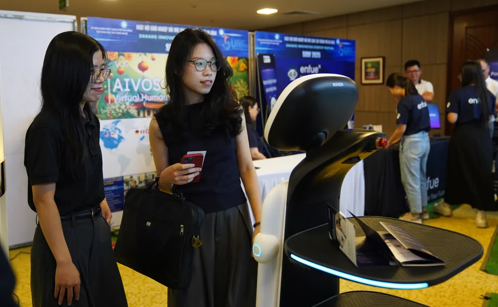 Thanh niên Đà Nẵng tương tác với thiết bị AI