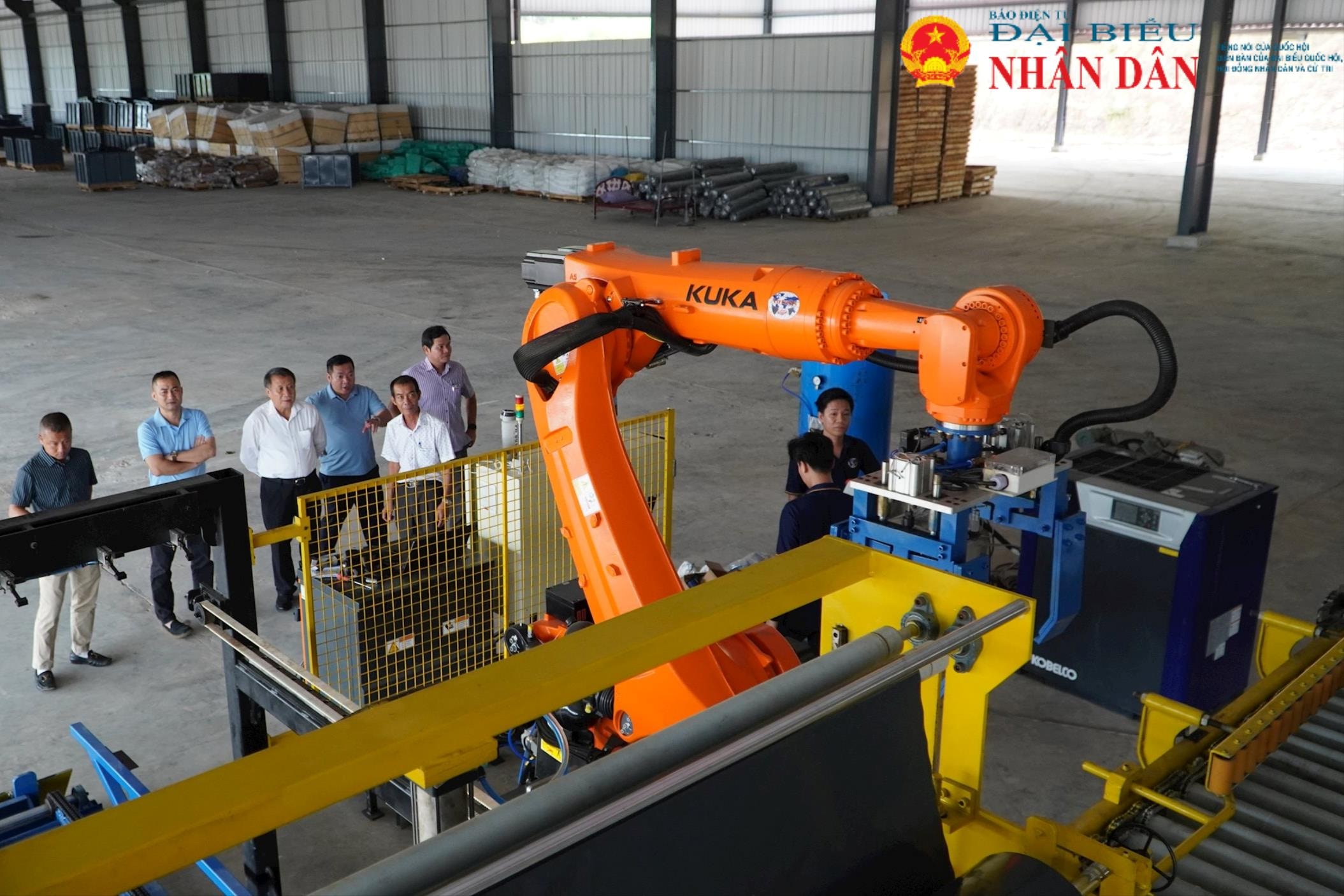 Ông Hà Sỹ Đồng, Ủy viên Ủy ban Kinh tế và Tài chính của Quốc hội, đại biểu Đoàn đại biểu Quốc hội tỉnh Quảng Trị, cùng đoàn công tác đã đến thăm và động viên Công ty TNHH MTV Đức Hiền tỉnh Quảng Trị đang đầu tư tại tỉnh Khăm Muồn - Lào. (Trong anh, ông Hà Sỹ Đồng cùng đoàn công tác thăm, chứng kiến rô bốt bốc xếp hàng hóa tự động doanh nghiệp này dầu tư để hạn chế, giải phóng sức lao động thủ công). Hiện nhà máy chế biến mủ cao su của Công ty này tại Khăm Muộn có khoảng 60 công nhân, trong đó có