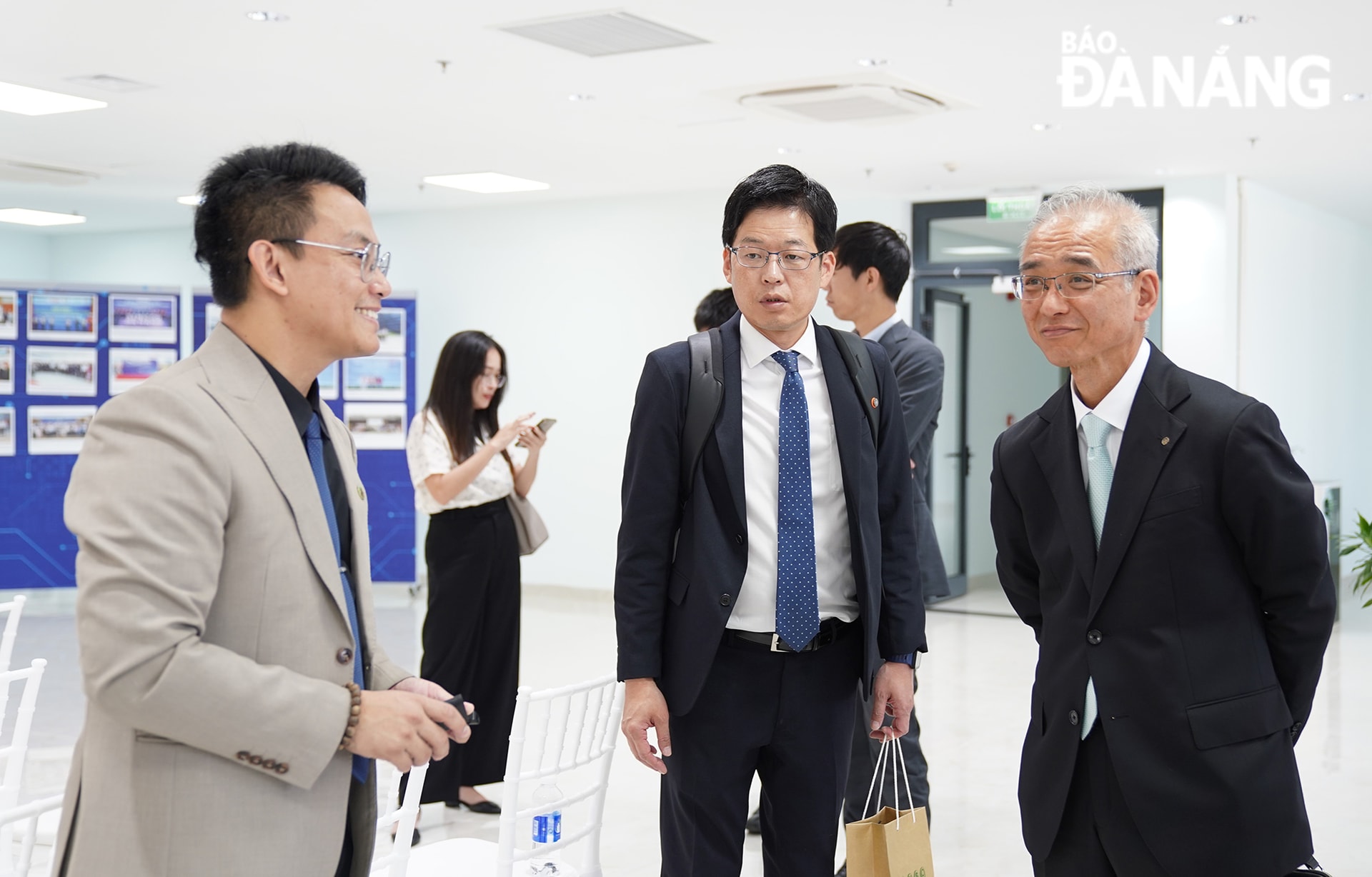 Các doanh nghiệp tại Nhật Bản tham quan và tìm hiểu thực tế về hệ sinh thái đổi mới sáng tạo tại Khu Công viên phần mềm Đà Nẵng số 2. Ảnh: VĂN HOÀNG