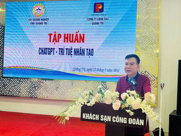 Quảng Trị tổ chức lớp tập huấn ChatGPT 2 Ông Võ Thái Hiệp – Chủ tịch Hội doanh nghiệp tỉnh Quảng Trị phát biểu khai mạc.