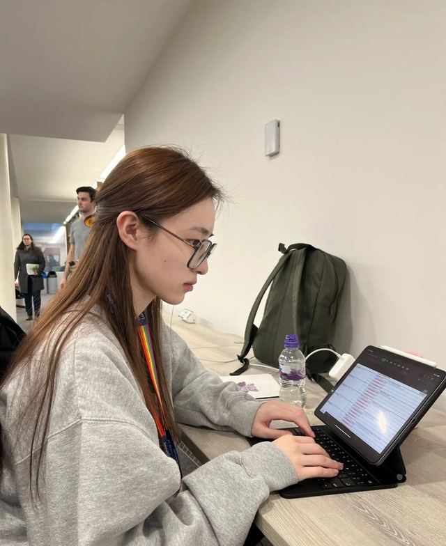 Tốt nghiệp cấp 3, đi làm kiếm tiền trước đã, Đại học để sau: Cách Gen Z vượt qua ám ảnh thất nghiệp?- Ảnh 1.