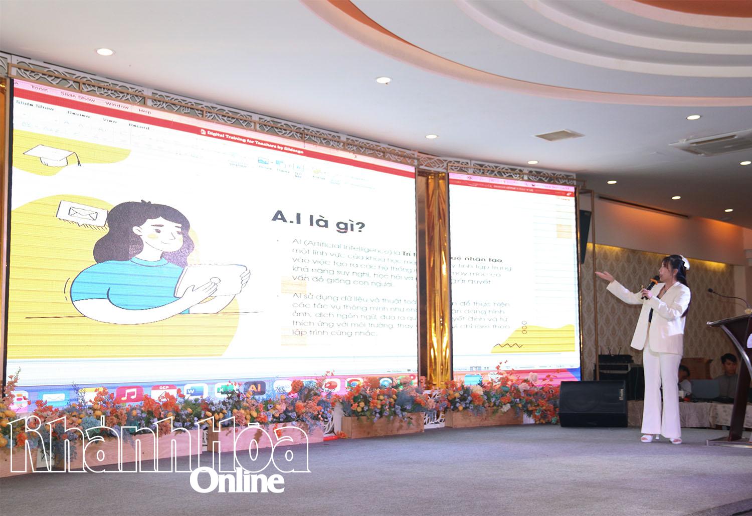 Giảng viên Trường Đại học Nha Trang giới thiệu các nội dung trong lớp tập huấn.
