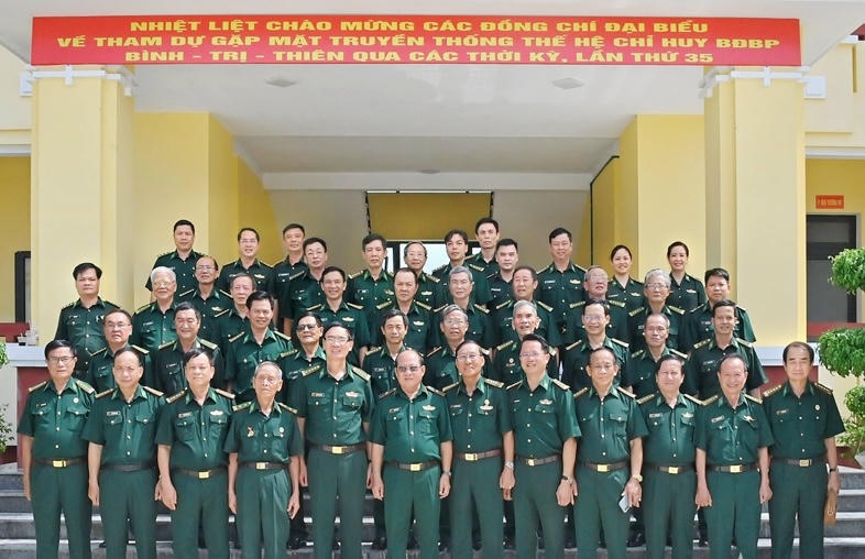 35 năm nghĩa tình Bộ đội Biên phòng Bình - Trị 2 Các đại biểu chụp ảnh lưu niệm.