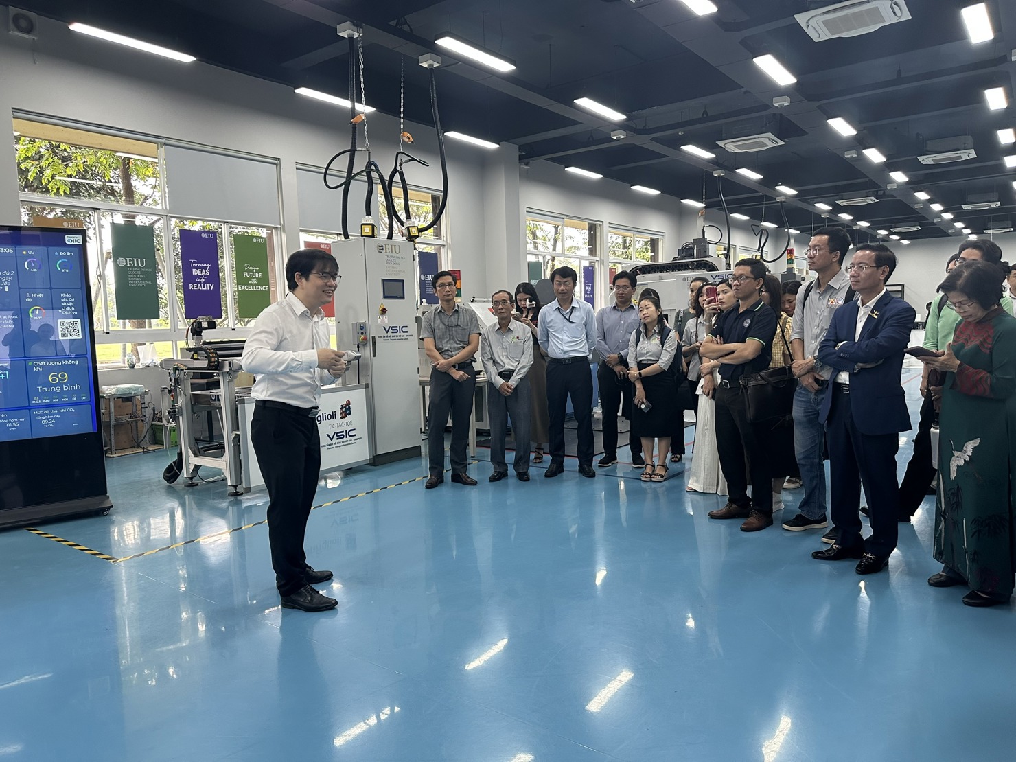 TS Ngô Minh Đức - Hiệu trưởng Trường Đại học Quốc tế Miền Đông chia sẻ với các doanh nghiệp. Ảnh: T.H