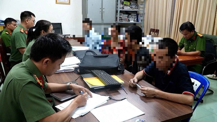 Công an tỉnh Quảng Ngãi làm việc với một số người ra nước ngoài trái phép để bán thận. Ảnh: Thanh niên