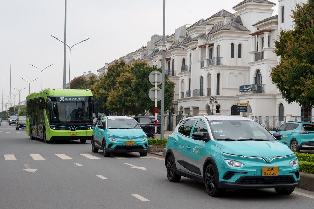 Yêu cầu Hà Nội, TPHCM sớm công bố lộ trình chuyển đổi xe xăng sang xe điện - 1