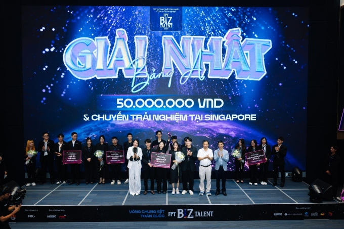 Đội AIthenos giành giải Nhất bảng A với phần thưởng là 50 triệu đồng tiền mặt cùng chuyến đi Singapore. Ảnh: FPTU