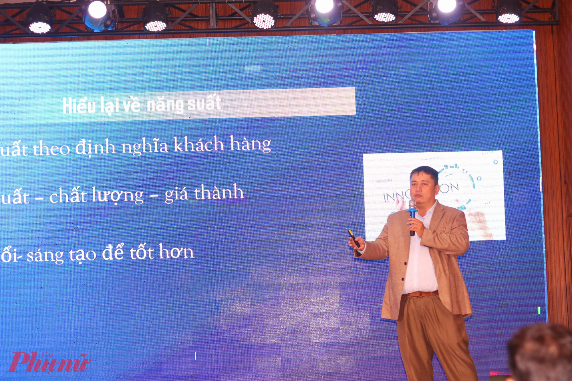 Thạc sĩ Vũ Tuấn Anh – Phó tổng giám đốc Công ty TNHH Tái cấu trúc – Chuyển đổi số Dr.SME – trao đổi cùng đại biểu về tư duy năng suất trong công việc - Ảnh: Mẫn Nhi