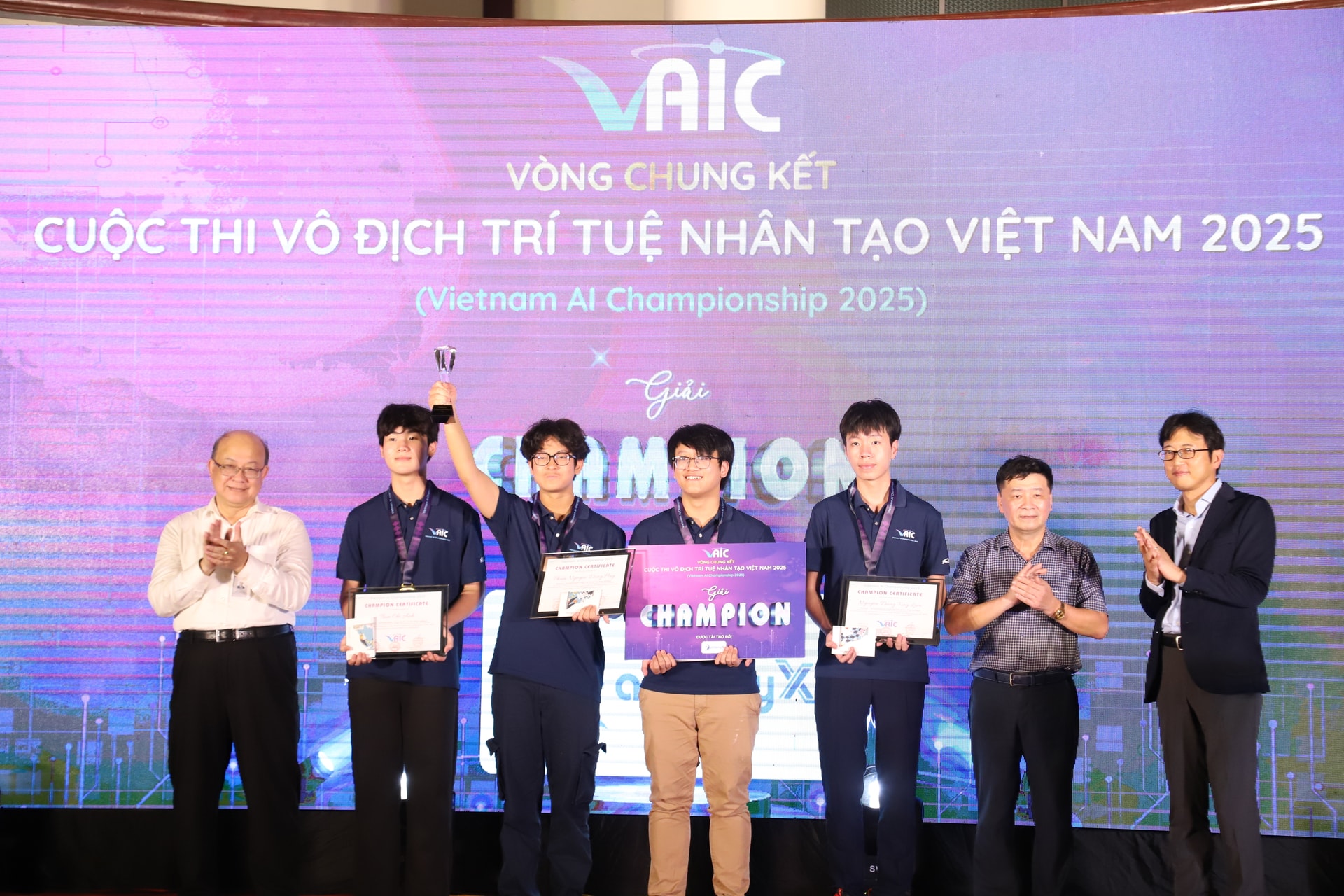 Đại diện Ban tổ chức trao phần thưởng cho đội Vô địch cuộc thi. (Ảnh: Thu Hằng) Đại diện Ban tổ chức trao phần thưởng cho đội Vô địch cuộc thi. (Ảnh: Thu Hằng)