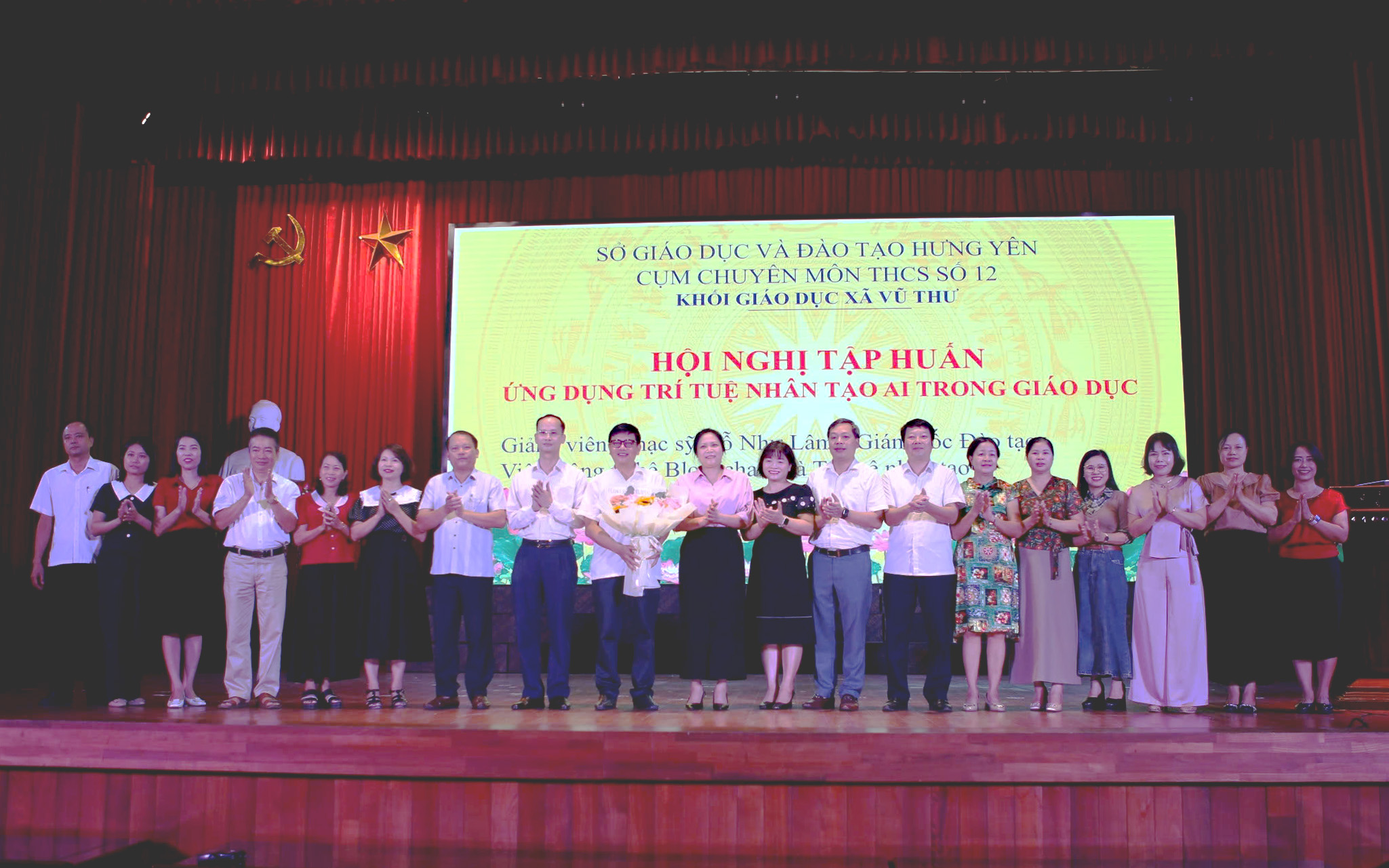 Hội Khuyến học tỉnh Hưng Yên hợp tác mở các lớp tập huấn chuyển đổi số và ứng dụng AI 4 Hội Khuyến học tỉnh Hưng Yên hợp tác mở các lớp tập huấn chuyển đổi số và ứng dụng AI - Ảnh 4.