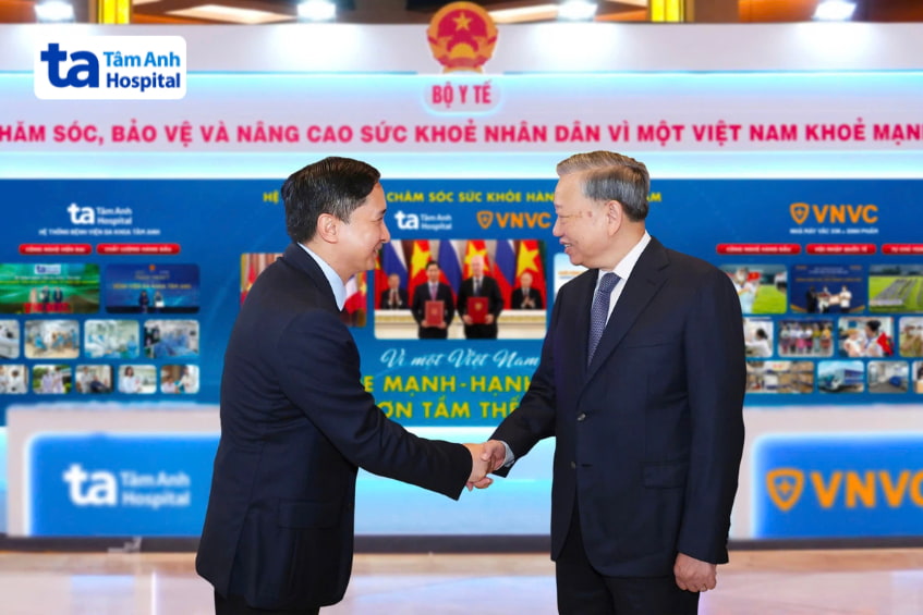 Lãnh đạo Bệnh viện Tâm Anh bắt tay đại biểu tại triển lãm thành tựu y tế tổ chức ở tòa nhà Quốc hội