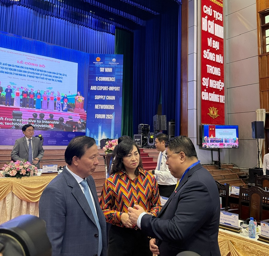 Thứ trưởng Phan Thị Thắng nhấn mạnh: Để thúc đẩy xuất khẩu phát triển bền vững, “Tây Ninh cần chủ động đổi mới chính mình, nâng cao năng lực doanh nghiệp, tính chuyên nghiệp trong kinh doanh; đẩy mạnh cải tiến công nghệ, nâng cao chất lượng sản phẩm, đáp ứng các tiêu chuẩn quốc tế; đặc biệt trong các ngành hàng xuất khẩu chủ lực của tỉnh như nông, thủy sản, dệt may, da giày Thứ trưởng Phan Thị Thắng nhấn mạnh: Để thúc đẩy xuất khẩu phát triển bền vững, “Tây Ninh cần chủ động đổi mới chính mình, nâng cao năng lực doanh nghiệp, tính chuyên nghiệp trong kinh doanh; đẩy mạnh cải tiến công nghệ, nâng cao chất lượng sản phẩm, đáp ứng các tiêu chuẩn quốc tế; đặc biệt trong các ngành hàng xuất khẩu chủ lực của tỉnh như nông, thủy sản, dệt may, da giày
