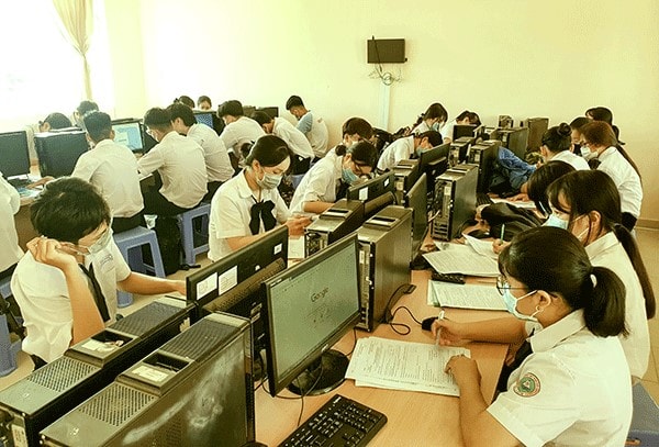 Ngành GD-ĐT Cần Thơ chú trọng chuyển đổi số và AI 2 may tinh HS