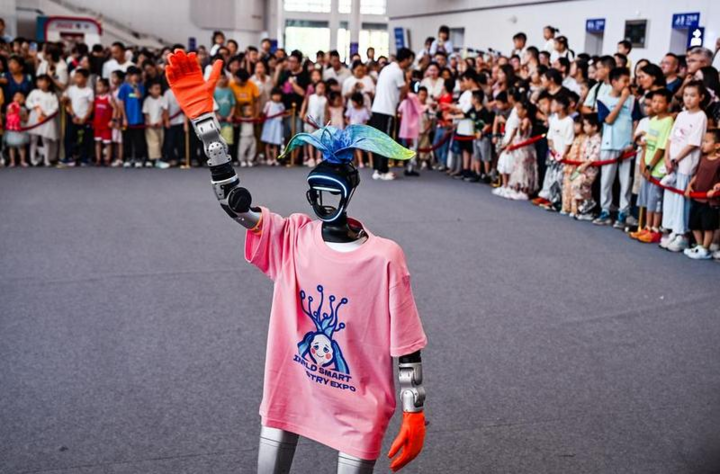 Một robot hình người tương tác với khách tham quan trong Triển lãm Công nghiệp Thông minh Thế giới 2025 tại Trung Quốc. (Nguồn: Xinhua)