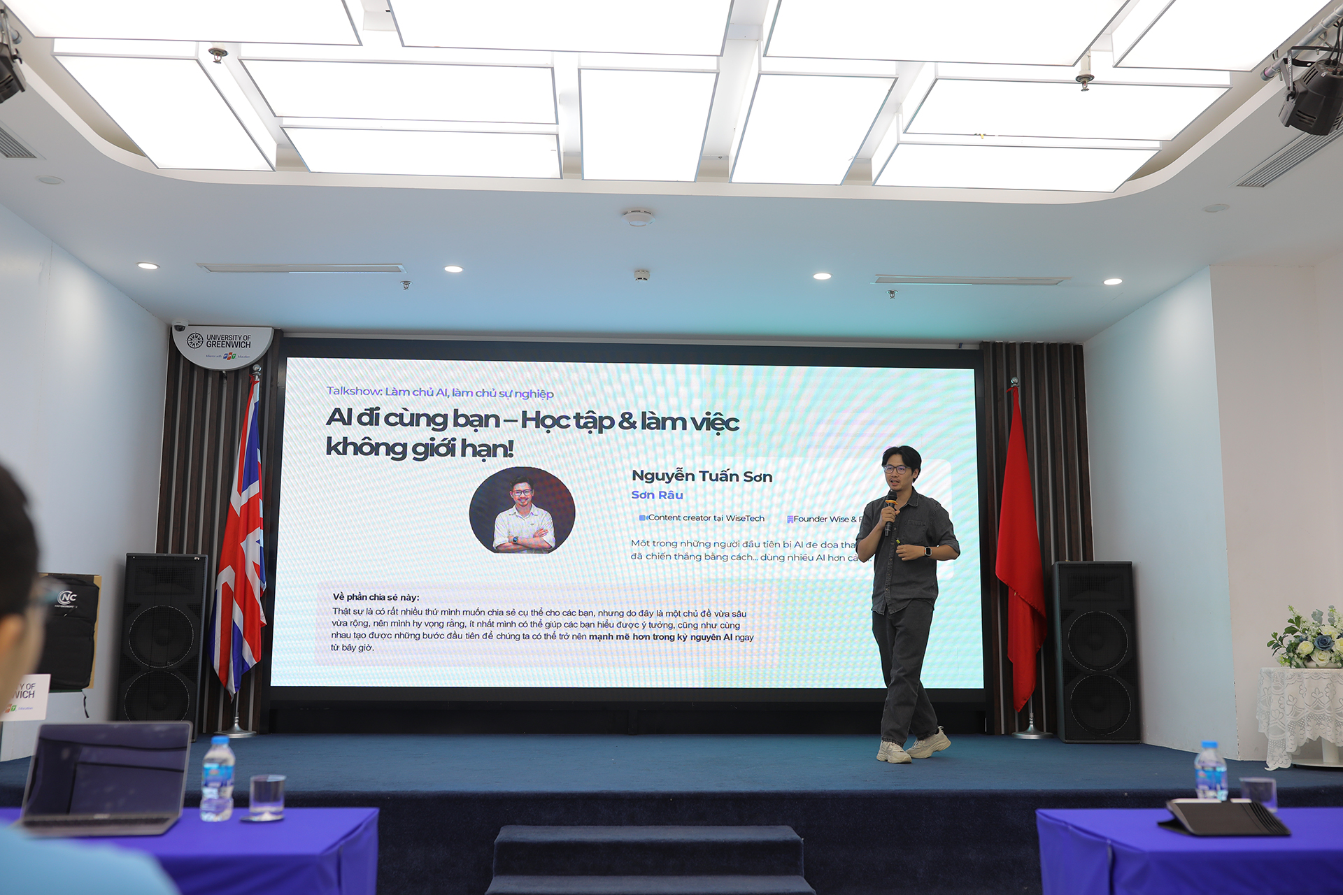 “Làm chủ AI - Làm chủ sự nghiệp”: Workshop giúp bạn trẻ bắt trend AI, trải nghiệm laptop xịn và rinh quà khủng- Ảnh 4. “Làm chủ AI - Làm chủ sự nghiệp”: Workshop giúp bạn trẻ bắt trend AI, trải nghiệm laptop xịn và rinh quà khủng- Ảnh 4.