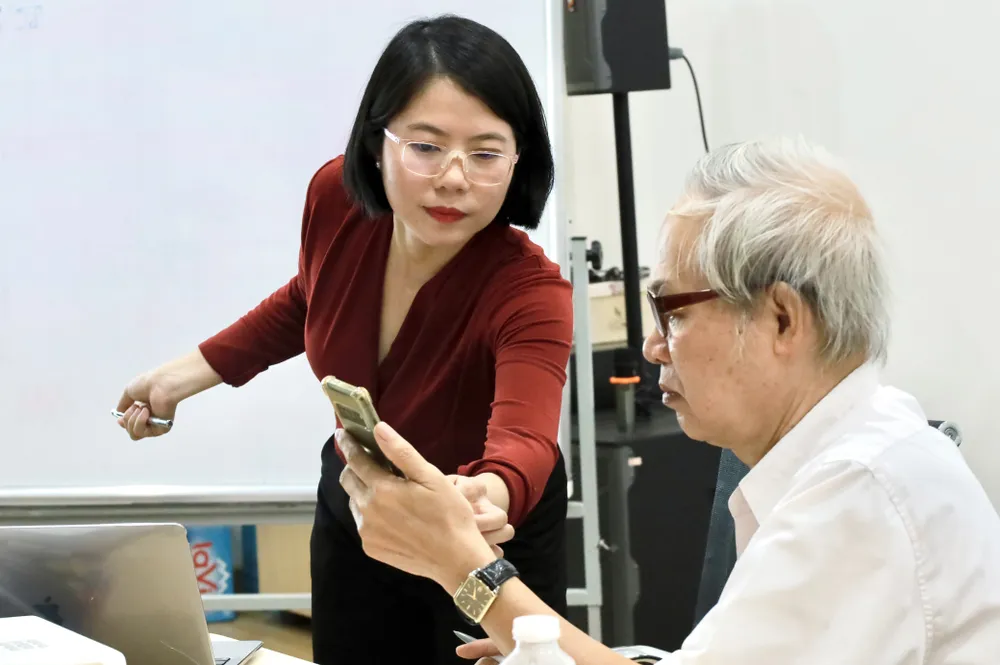 Chị Trịnh Thụy Vũ, giảng viên đứng lớp đang hướng dẫn cho các học viên, người lớn tuổi. Ảnh: DI LINH. Người trẻ tại TPHCM dạy công nghệ, AI miễn phí cho người lớn tuổi