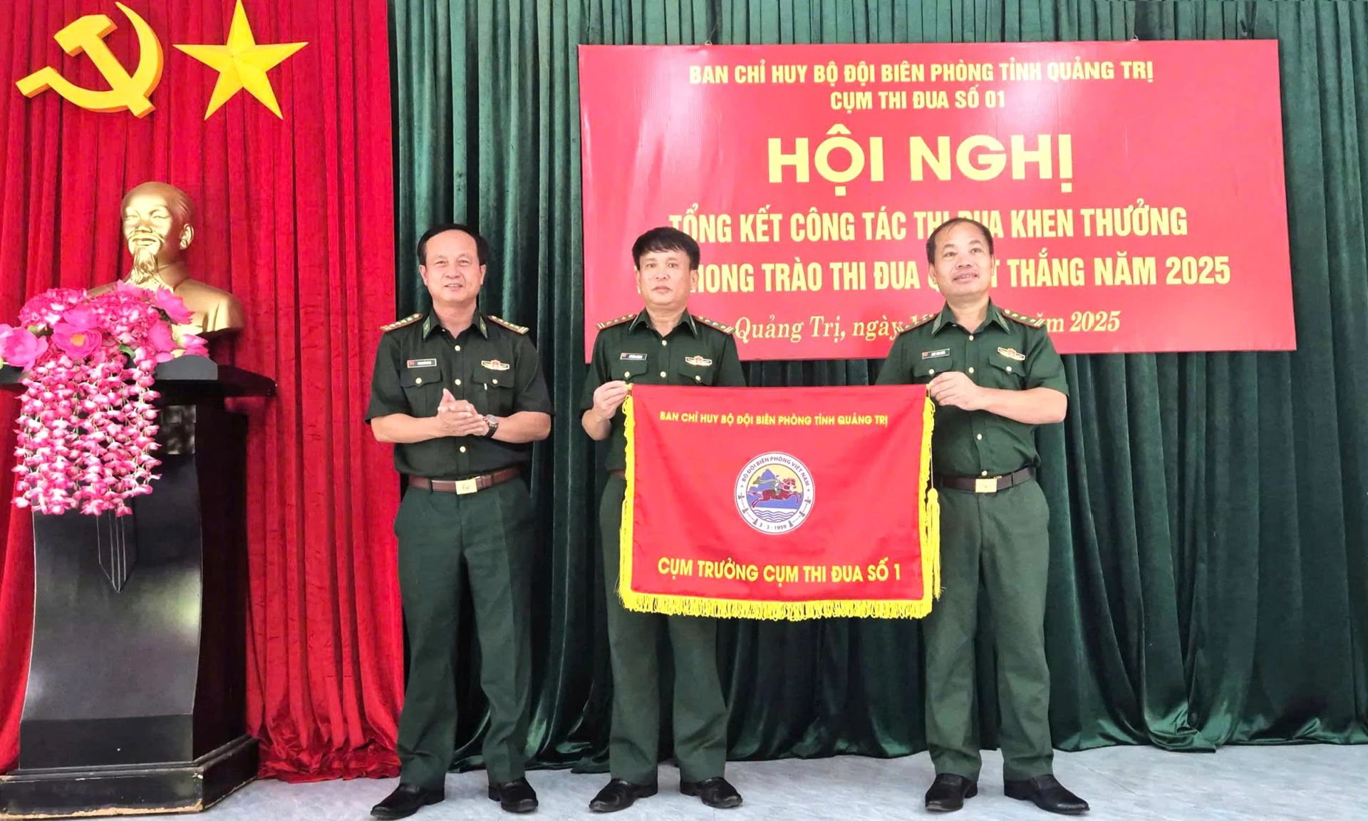 Bàn giao cờ thi đua năm tiếp theo cho đơn vị Cụm trưởng Cụm thi đua số 1, Ban Chỉ huy BĐBP tỉnh.