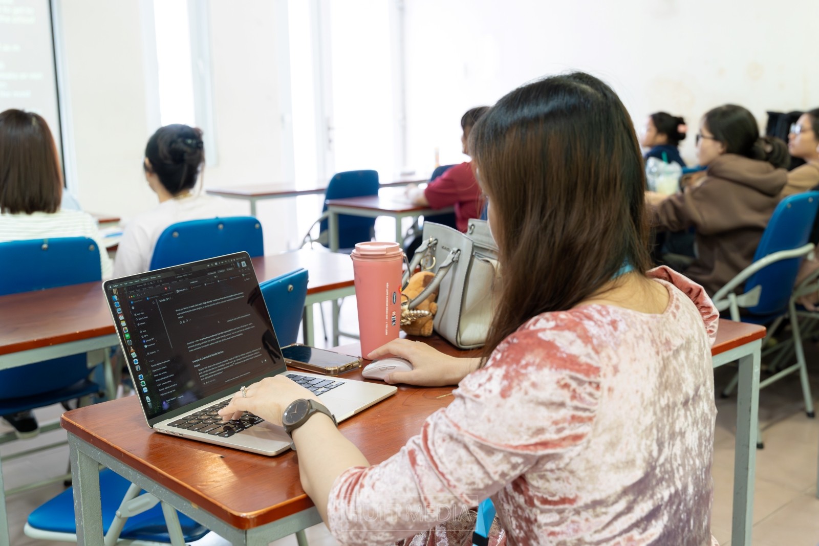 Giảng viên Trường ĐH Công thương TPHCM tận dụng các ứng dụng AI trong giảng dạy - Ảnh: HUIT