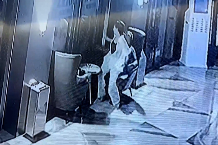 Nữ nhân viên ngồi lên đùi người khác vì lo nhìn điện thoại