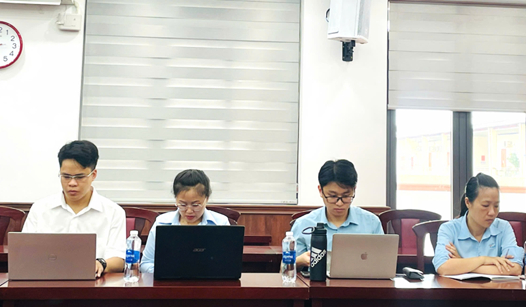 Các học viên tập trung lắng nghe và ghi chép trong buổi tập huấn.